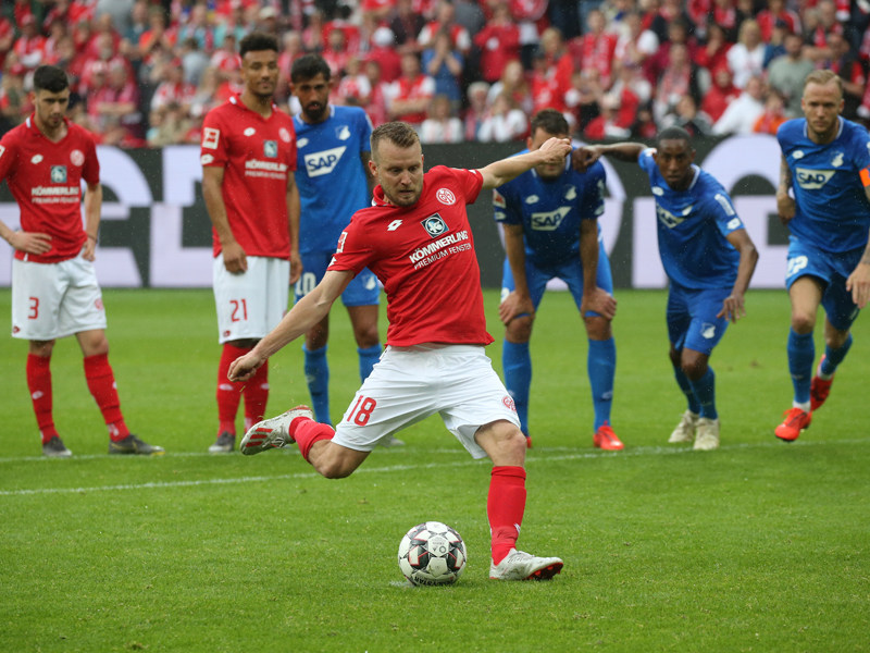 Start der Mainzer Aufholjagd: Daniel Brosinski trifft vom Punkt.