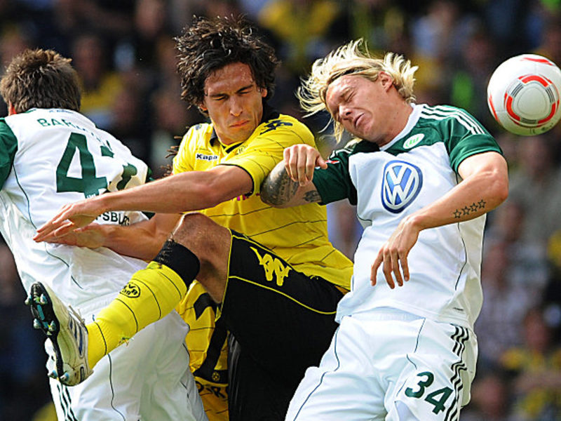 Kampf um die Lufthoheit: Dortmunds Hummels und Wolfsburgs Kjaer im Wettstreit.