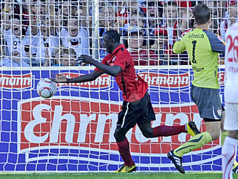 Cissé zelebriert den Torjubel nach seinem Ausgleichstreffer - VfB-Keeper Ulreich hat das Nachsehen.