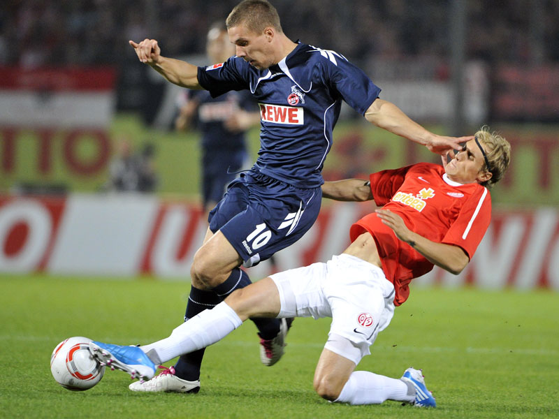 Lukas Podolski (li.) gegen Marcel Risse