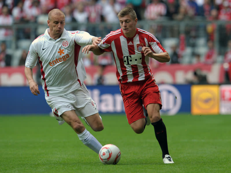 Karhan versucht Kroos auszubremsen