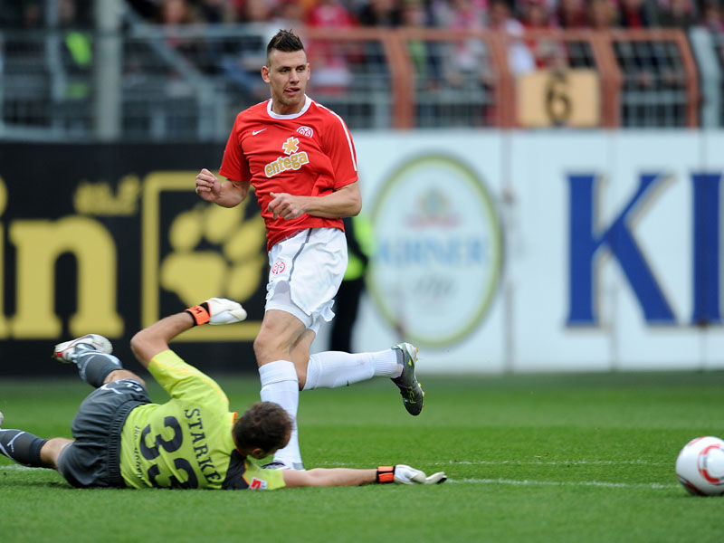 Szalai ist vor Starke am Ball