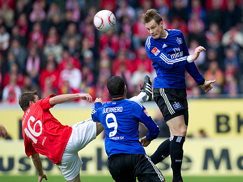 Hamburgs Jansen steigt zum Kopfball hoch