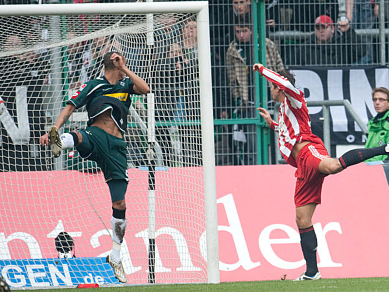 Der Ausgleich für die Bayern: Gomez köpft unbedrängt von Anderson mühelos zum zwischenzeitlichen 1:1 ein.