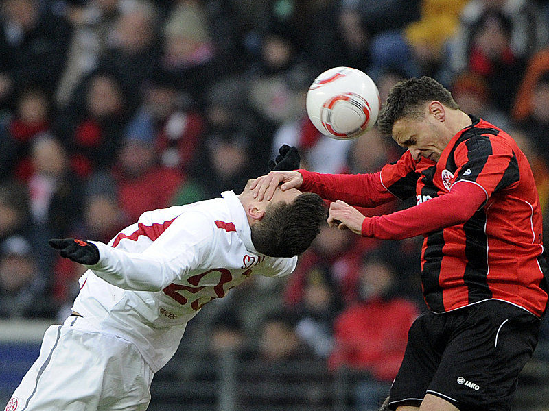 Hand drauf: Vasoski im Zweikampf mit Szalai (li.).
