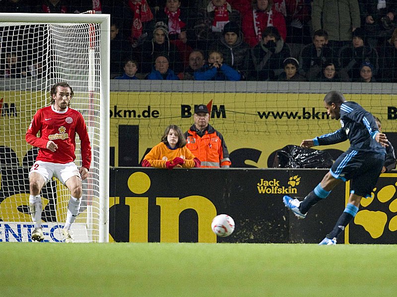 Die Entscheidung: Der agile Jefferson Farfan (re.) markiert den Schalker Führungstreffer.