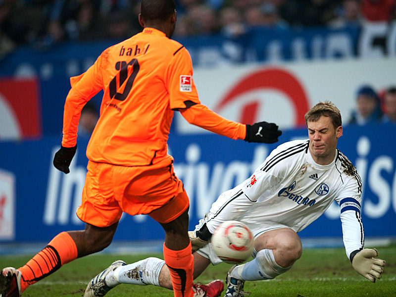 Im Brennpunkt: Manuel Neuer (re.), hier gegen Hoffenheims Ryan Babel, bewahrte sein Team ein ums andere Mal vor einem höheren Rückstand.