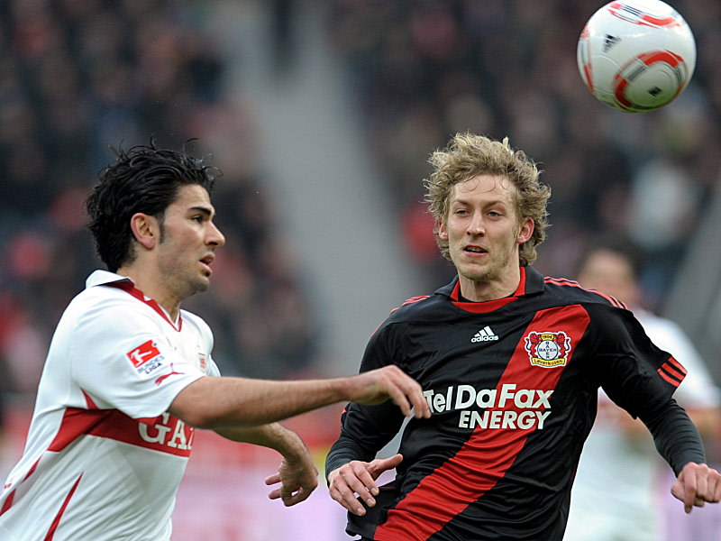 Stuttgart Tasci im Duell mit Kießling (re.)