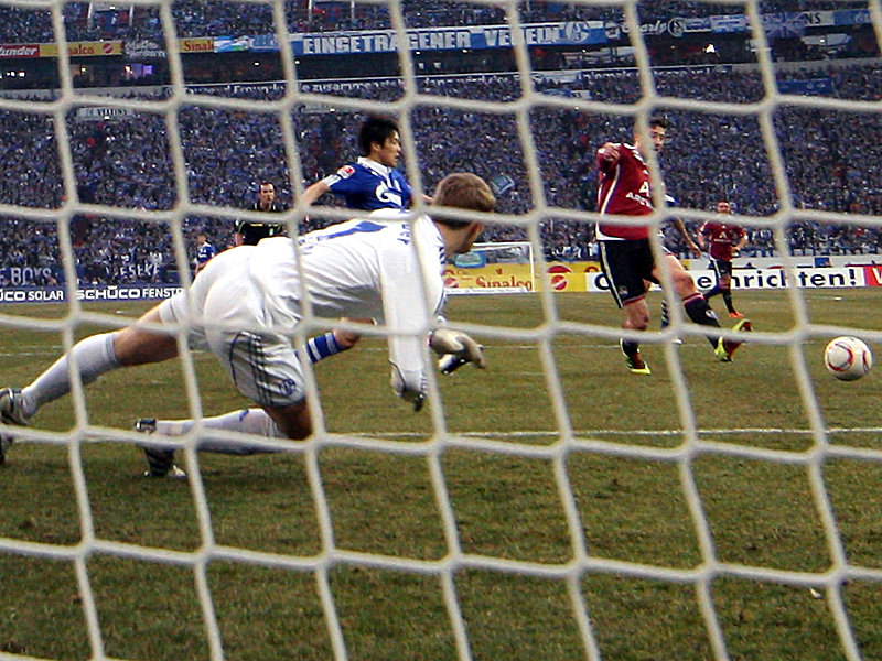 Kann die Führung für den FCN durch Jens Hegeler (r.) nicht mehr verhindern: Manuel Neuer.