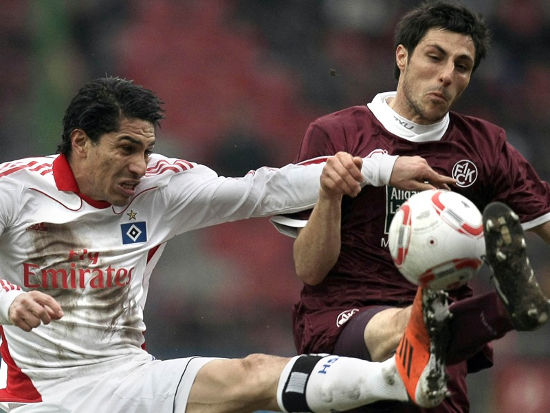 Intensives Duell: Paulo Guerrero (HSV, li.) gegen Lauterns Matthias Abel.