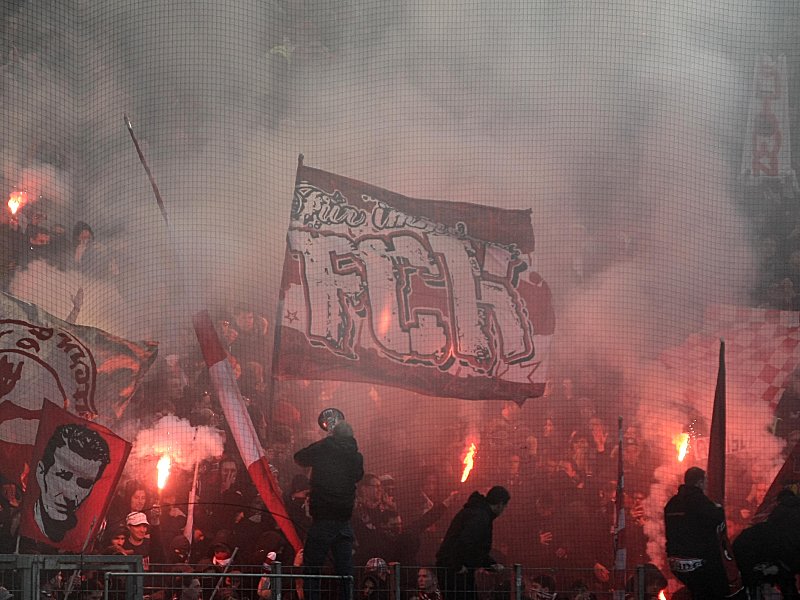Heiß ging es in Frankfurt vor allem auf den Rängen zu: Hier die FCK-Fans.