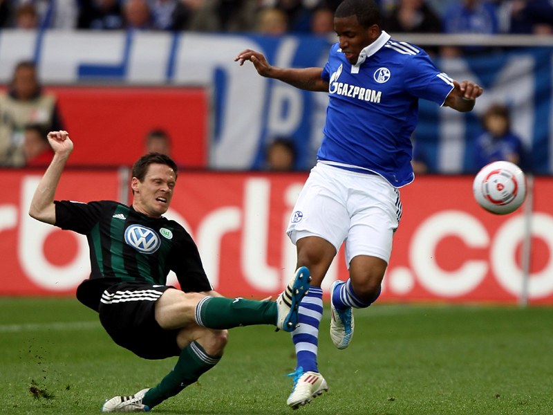 Sascha Riether bremst Jefferson Farfan aus