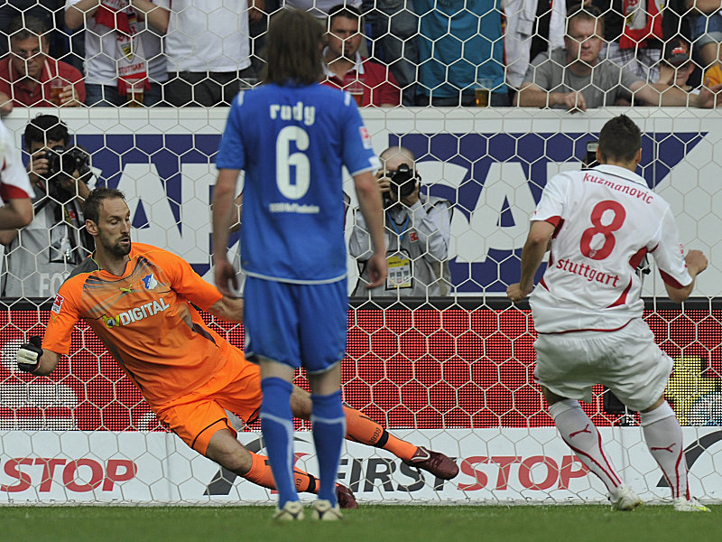 Die Entscheidung: Stuttgarts Zdravko Kuzmanovic (re.) verläd TSG-Keeper Tom Starke beim Elfmeter