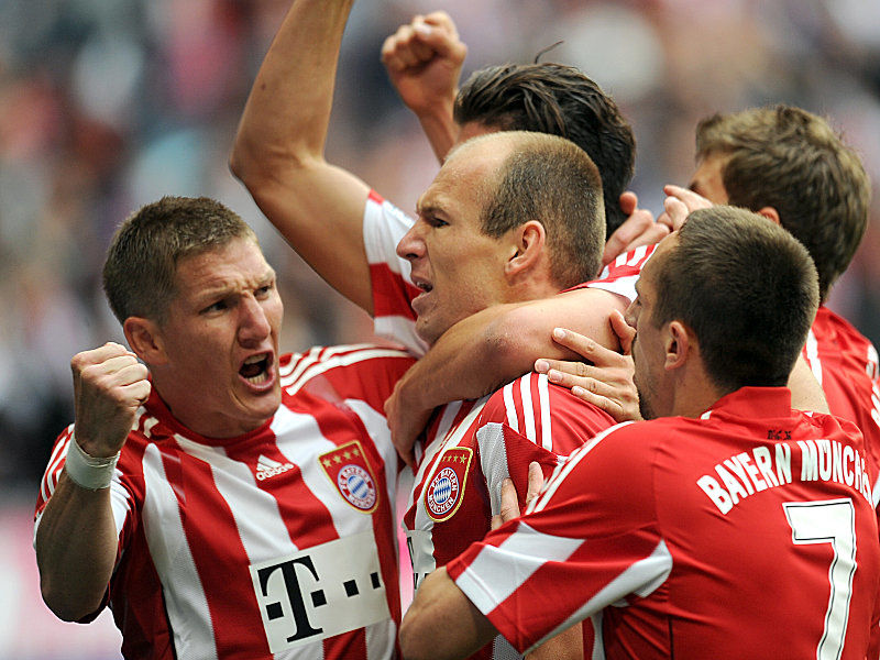 Befreit jubeln die Bayern-Spieler um Schweinsteiger (li.) und Robben nach dem Führungstreffer.