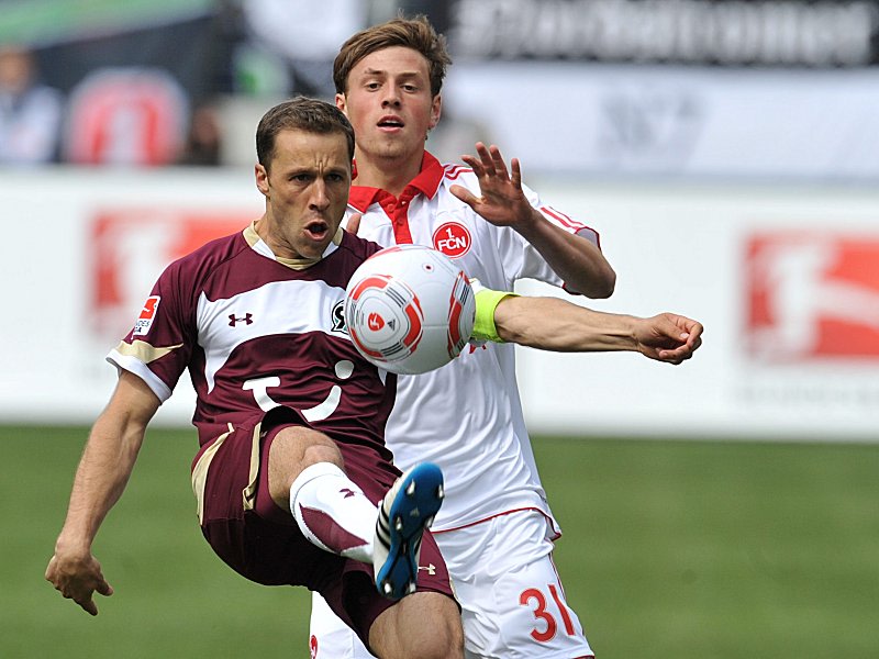 Bundesliga-Debüt mit Torerfolg: Julian Wießmeier (re.) gegen 96-Kapitän Steven Cherundolo.