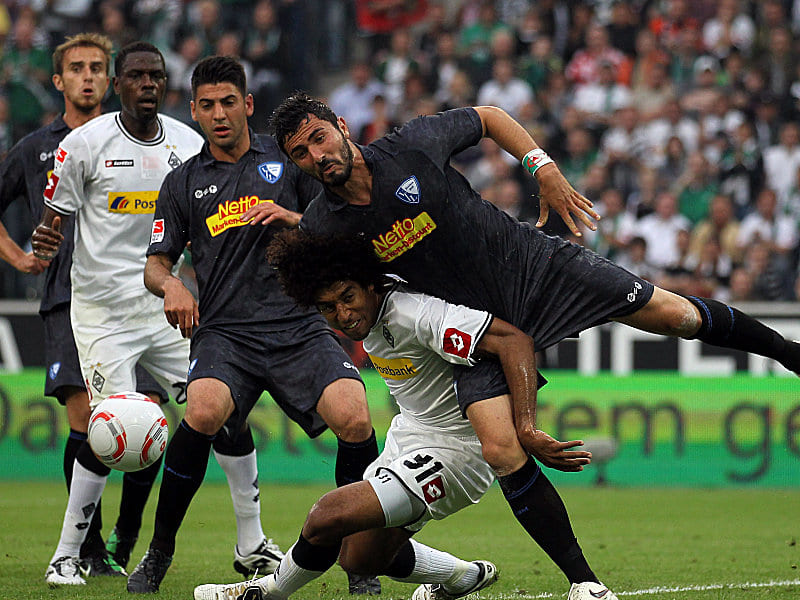 Toski, Idrissou und Aydin (v.li.) sehen zu, wie Bochums Yahia Gladbachs Dante niederringt.