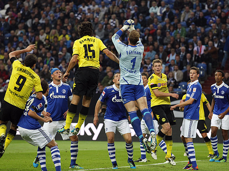 Oft im Mittelpunkt: Schalkes Neu-Keeper Ralf Fährmann klärt vor Mats Hummels