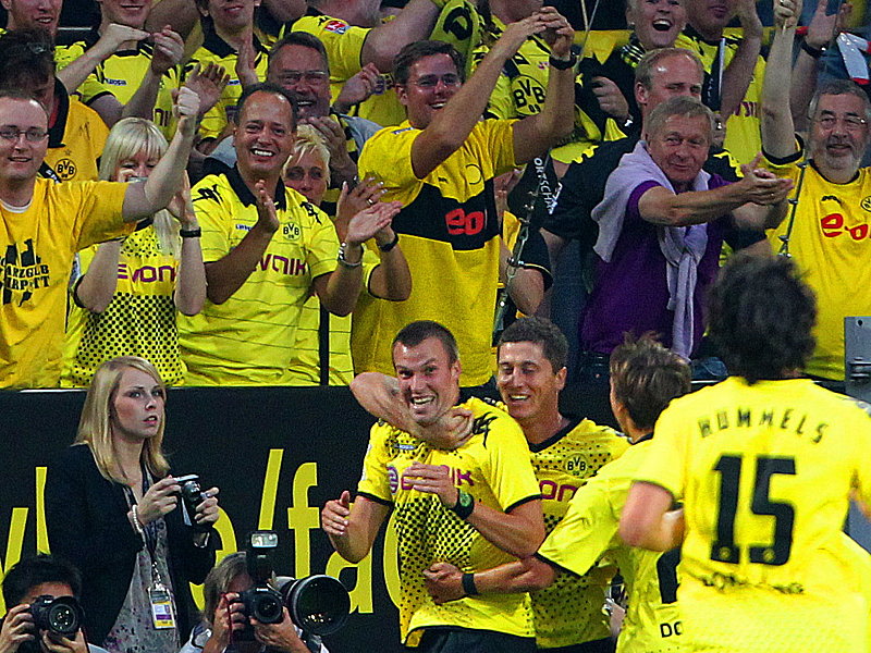 Alles wie gehabt: Dortmund im Freudentaumel, und das schon nach dem ersten Spieltag. Torschütze Großkreutz wird von Fans und Mitspielern gefeiert.