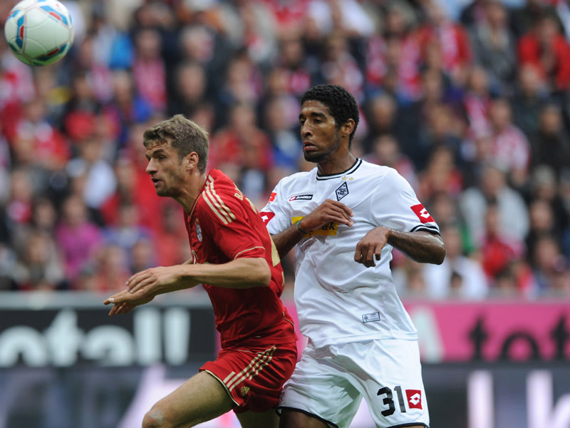 Thomas Müller (li.) und die Bayern bissen sich an Gladbach und Dante die Zähne aus.