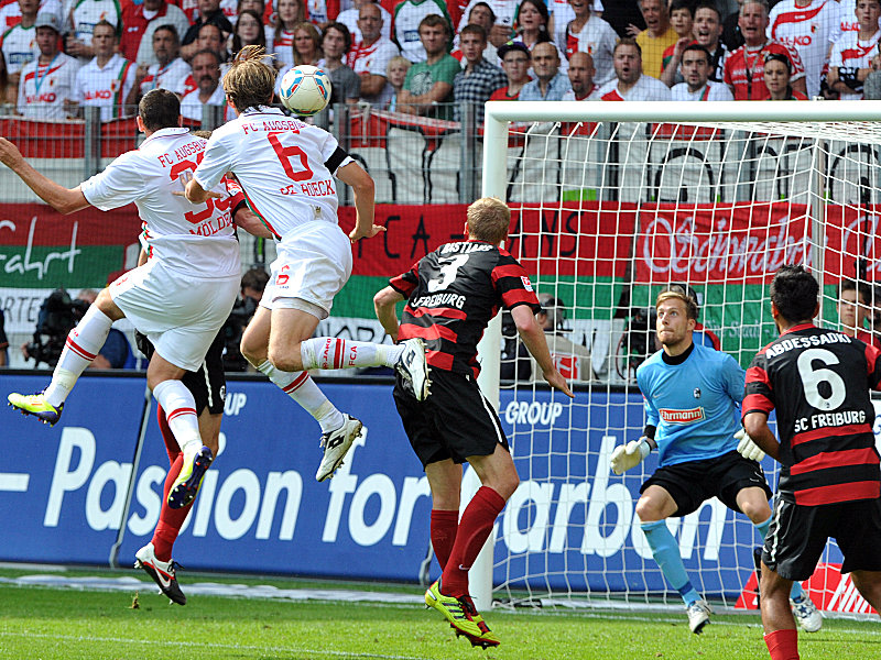 Der erste Streich: Augsburgs Sascha Mölders (li.) markiert das 1:1 für seinen FCA.
