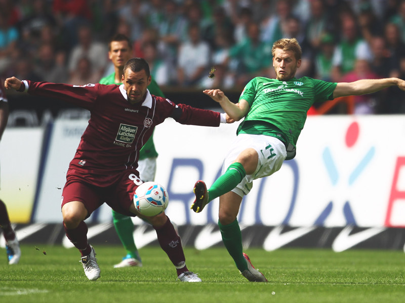 Duell im Mittelfeld: Lauterns Christian Tiffert (li.) gegen Aaron Hunt (Bremen).