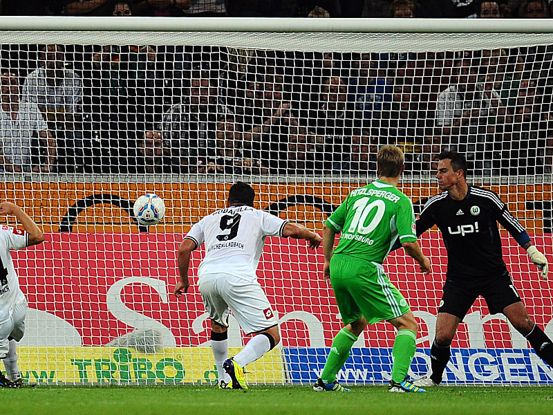 Gladbachs Bobadilla (li.) köpft zum 3:1