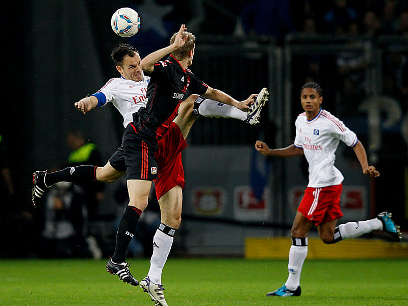 Hamburgs Westermann (li.) gegen Bender.