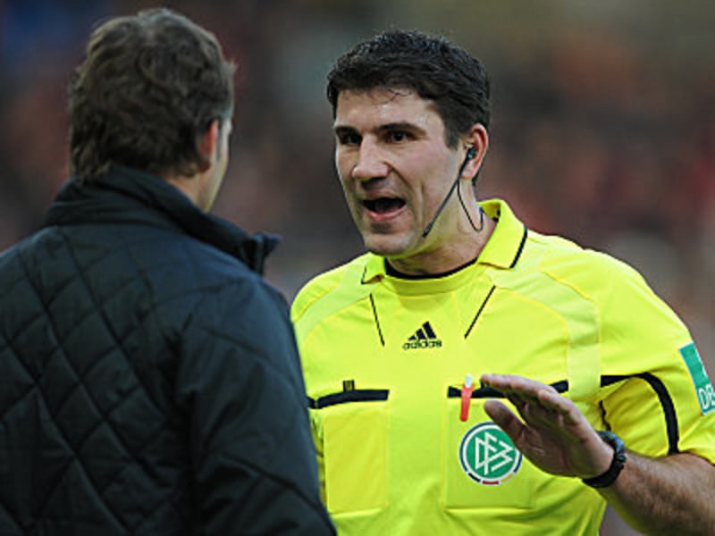 Viel Diskussionsstoff: Schiedsrichter Wingenbach und Freiburgs Coach Marcus Sorg.