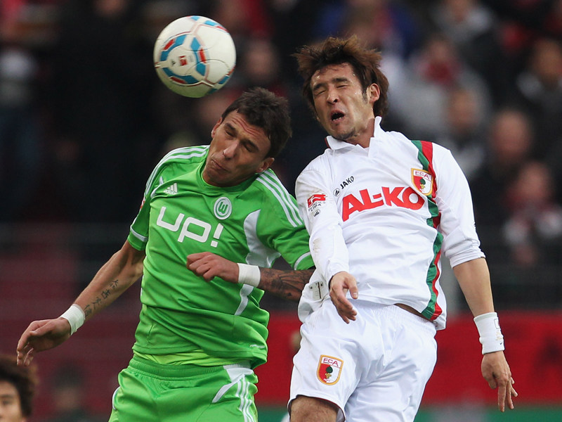 Duell auf Augenhöhe: Wolfsburg und Augsburg (hier Mario Mandzukic, li., und Hajime Hosogai) neutralisierten sich lange im Mittelfeld.