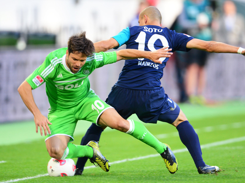 Gestoppt: Der Mainzer Soto bremst Wolfsburgs Spielmacher Diego.