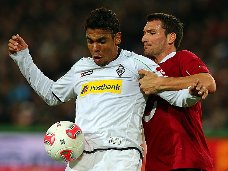 Igor de Camargo (li.) gegen Mario Eggimann