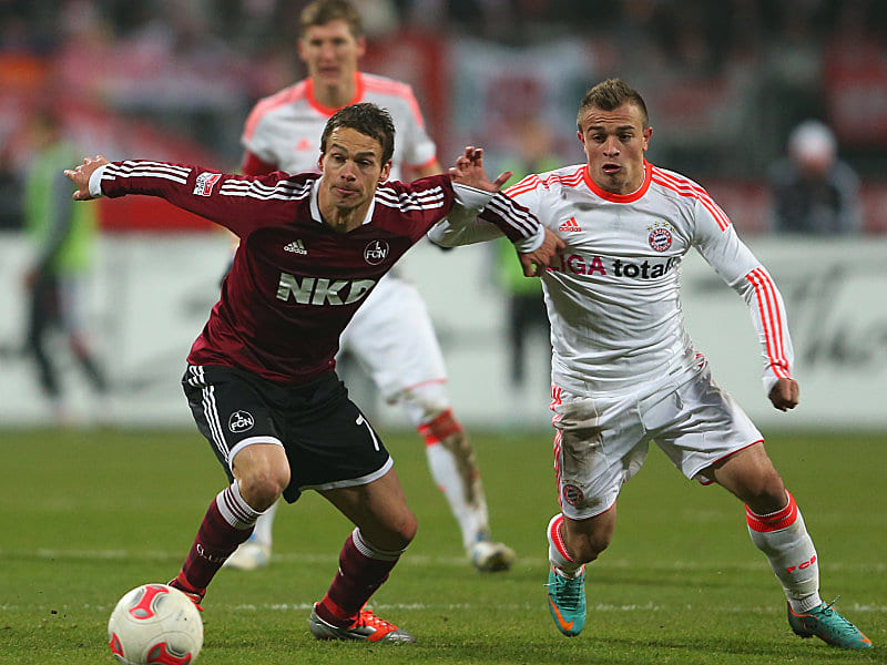 Nürnbergs Torschütze Feulner und der Münchner Shaqiri.
