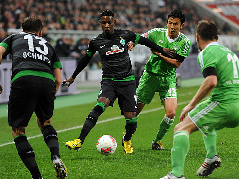 Enge Situation: Elia und Hasebe rangeln um den Ball.
