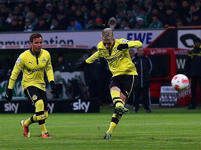 Götze bewundert Reus, der soeben per Freistoß das 1:0 erzielt.