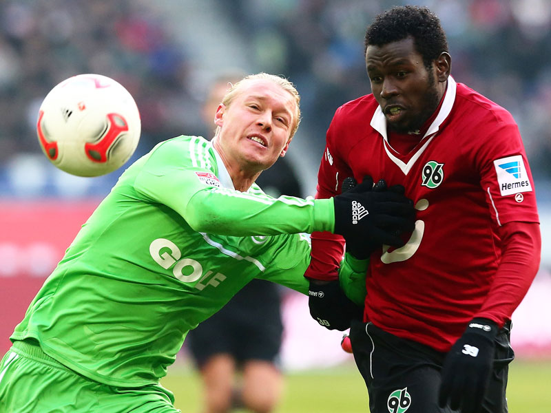 Kjaer (li.) vs. Diouf