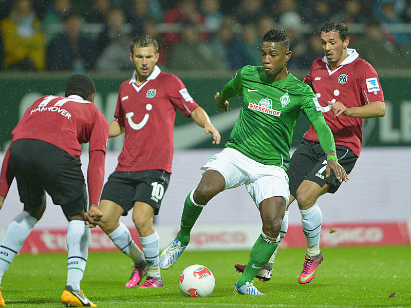 Eljero Elia gegen drei Hannoveraner
