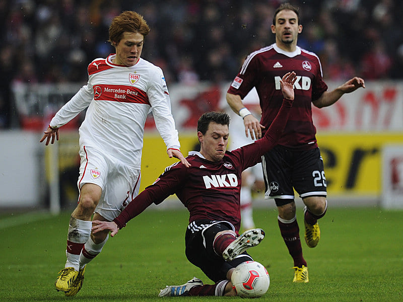 Kampf um den Ball: Hanno Balitsch (Mi.), bedrängt von Stuttgarts Gotoku Sakai (li.).