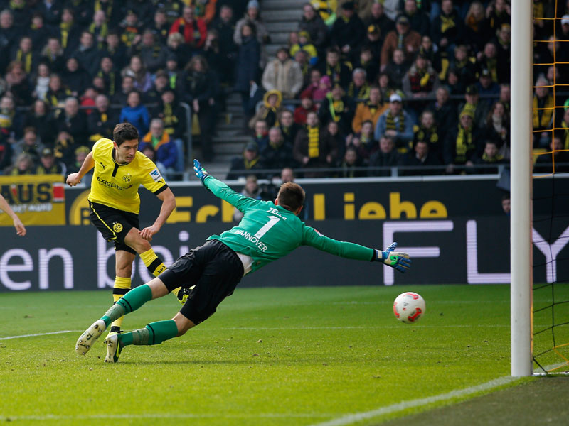 Robert Lewandowski bei seiner Lieblingsbeschäftigung: Der Pole markiert gegen Ron-Robert Zieler das 2:0.