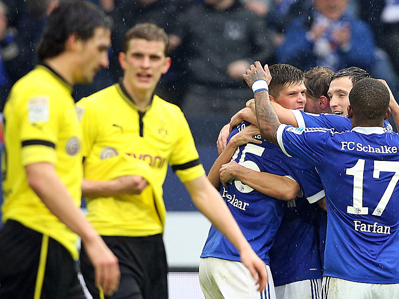 Unterschiedliche Gemütslagen: Während Hummels (li.) und Bender diskutieren, feiern die Schalker.