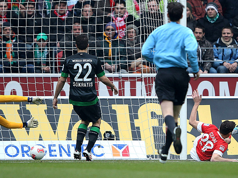 Adam Szalai (re.) trifft zum 1:0 für Mainz