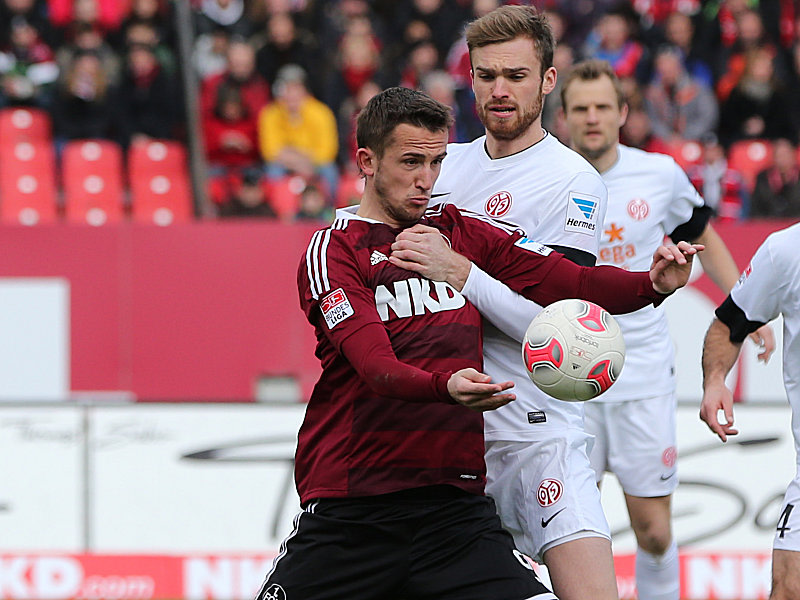 Nürnbergs Pekhart (li.) im Duell mit Kirchhoff