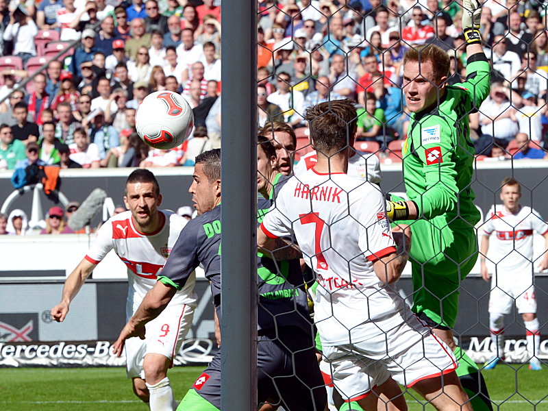 Alvaro Dominguez (2.v.li.) fälscht den Ball ins eigene Tor ab