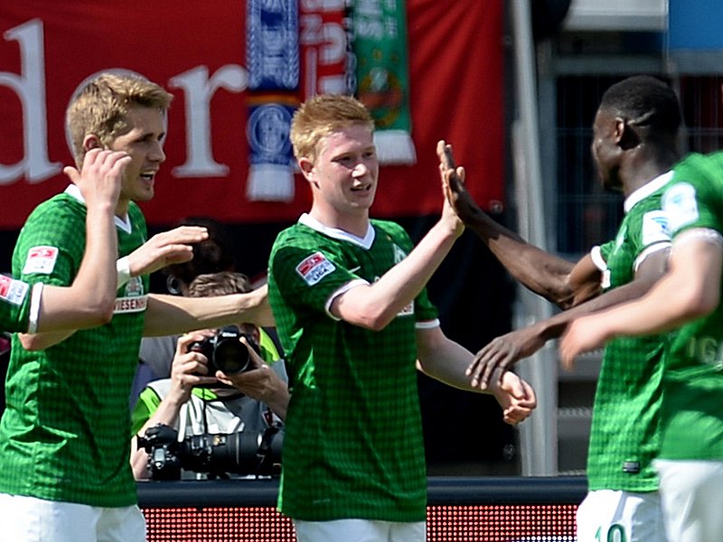 High Five: Kevin de Bruyne (Mitte) bejubelt mit Joseph Akpala (re.) und Nils Petersen die Bremer Führung.