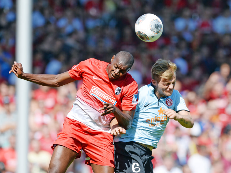 Freiburgs Karim Guedé (li.) im Kopfball-Duell mit dem Mainzer Geburtstagskind Johannes Geis (re.).