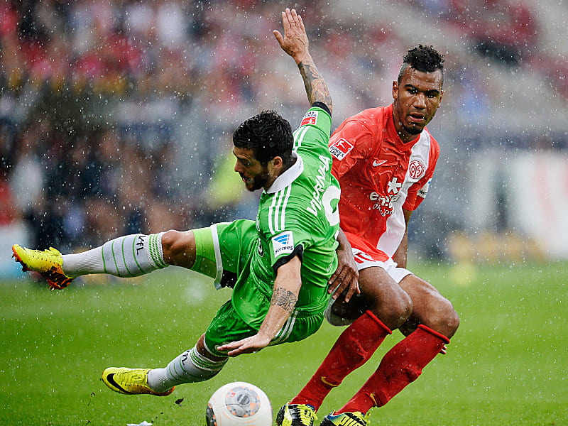 Öffnete das Tor zum Mainzer Heimsieg: Choupo-Moting, der sich hier gegen Vieirinha durchsetzt.