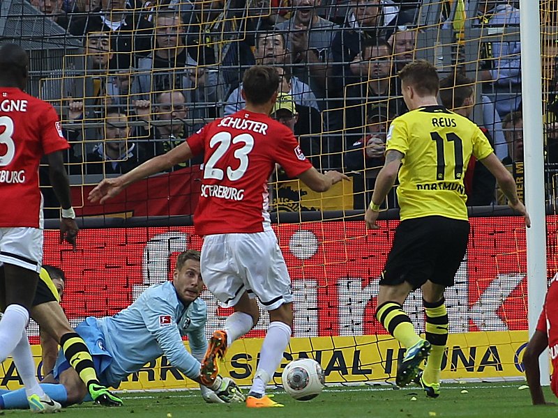 Abstauber: Marco Reus lupft die Kugel über den am Boden liegenden SCF-Keeper Oliver Baumann zum 1:0 ins Tor.