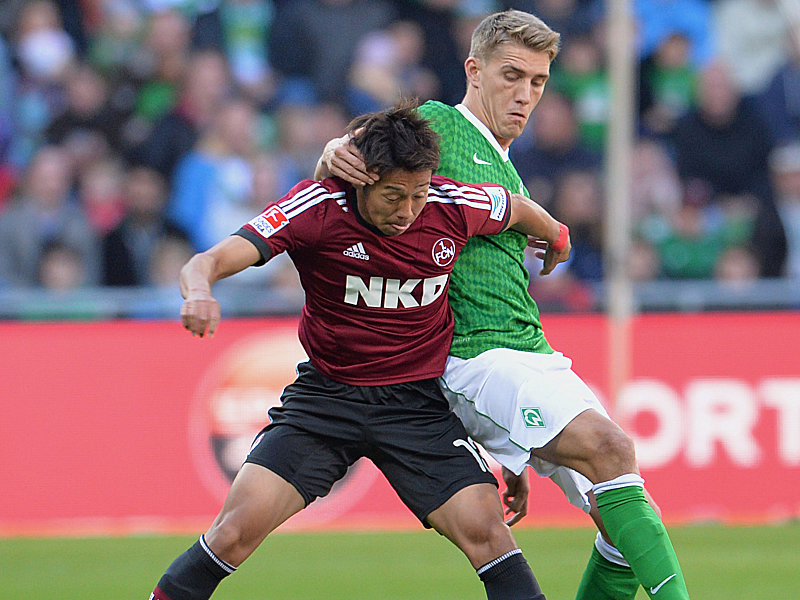 Bremens Petersen im Zweikampf mit Kiyotake (vorne)