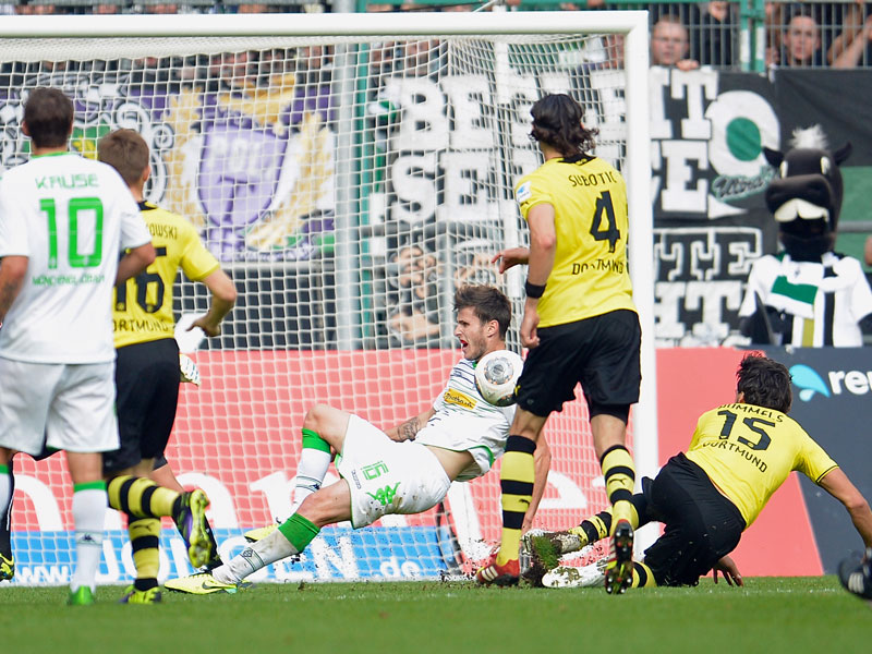 Die Schlüsselszene im Borussia-Park: Mats Hummels verursacht gegen Havard Nordtveit einen Elfmeter und sieht "Rot".