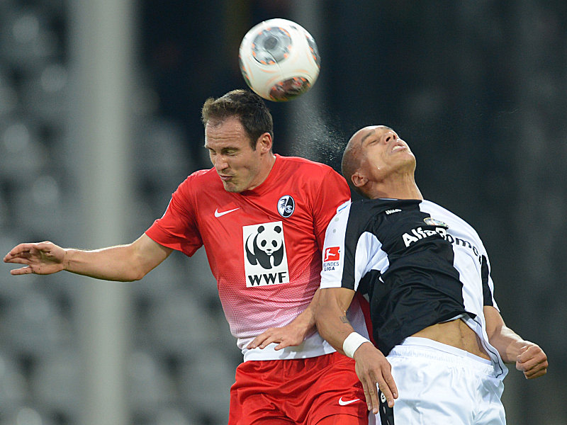 Auf Augenhöhe: Sebastian Freis (li.) im Kopfballduell mit Frankfurts Innenverteidiger Anderson.
