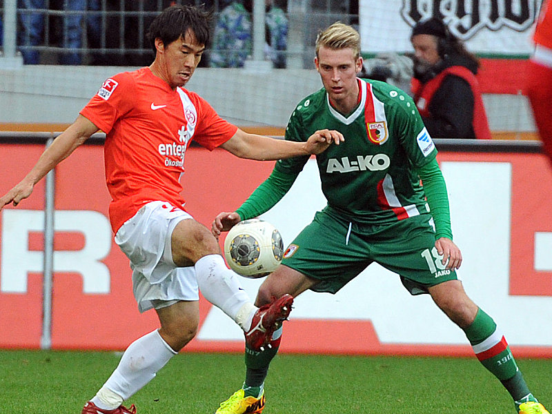 Da schau her: Mainz' Okazaki im Duell mit Callsen-Bracker (re.).